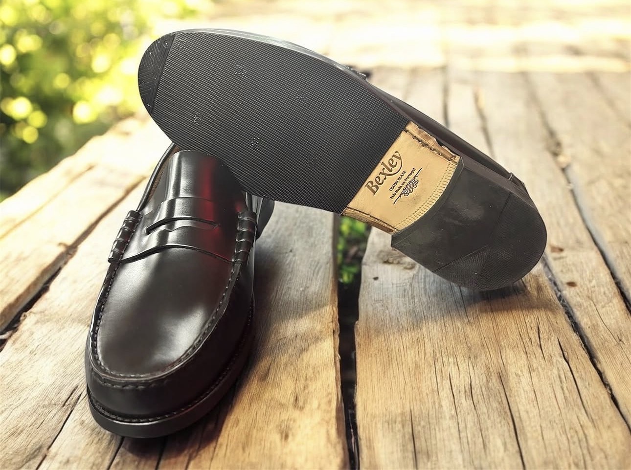Mocassins noirs : La semelle et ses finitions, vues de près.