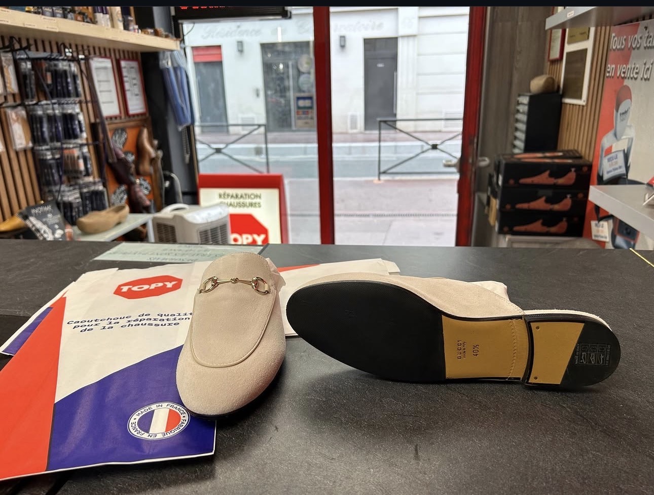 Mules beiges : Un aperçu du dessous et de la chaussure.