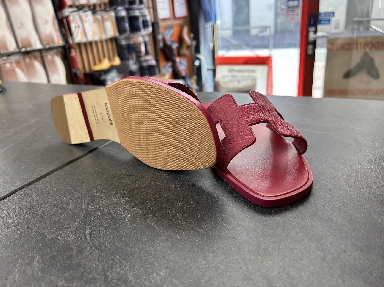 Sandales bordeaux : La paire présentée côté semelle et côté cuir.